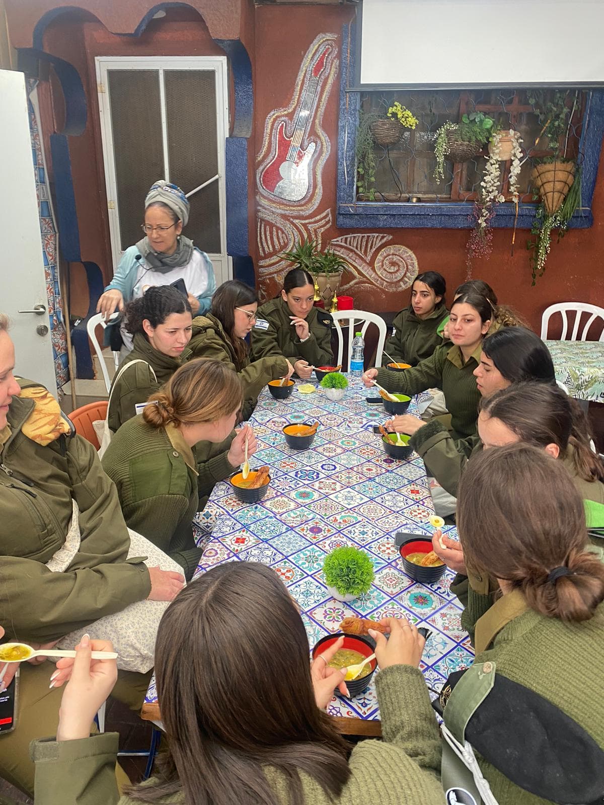 רגע מסיור של דליה הראל בשדרות ובעוטף עזה